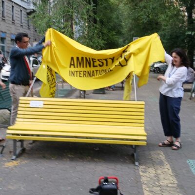 Milano, una panchina gialla per tenere viva l’attenzione sui diritti umani